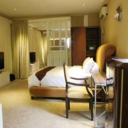 Magnolia Hotel Джакарта Екстериор снимка